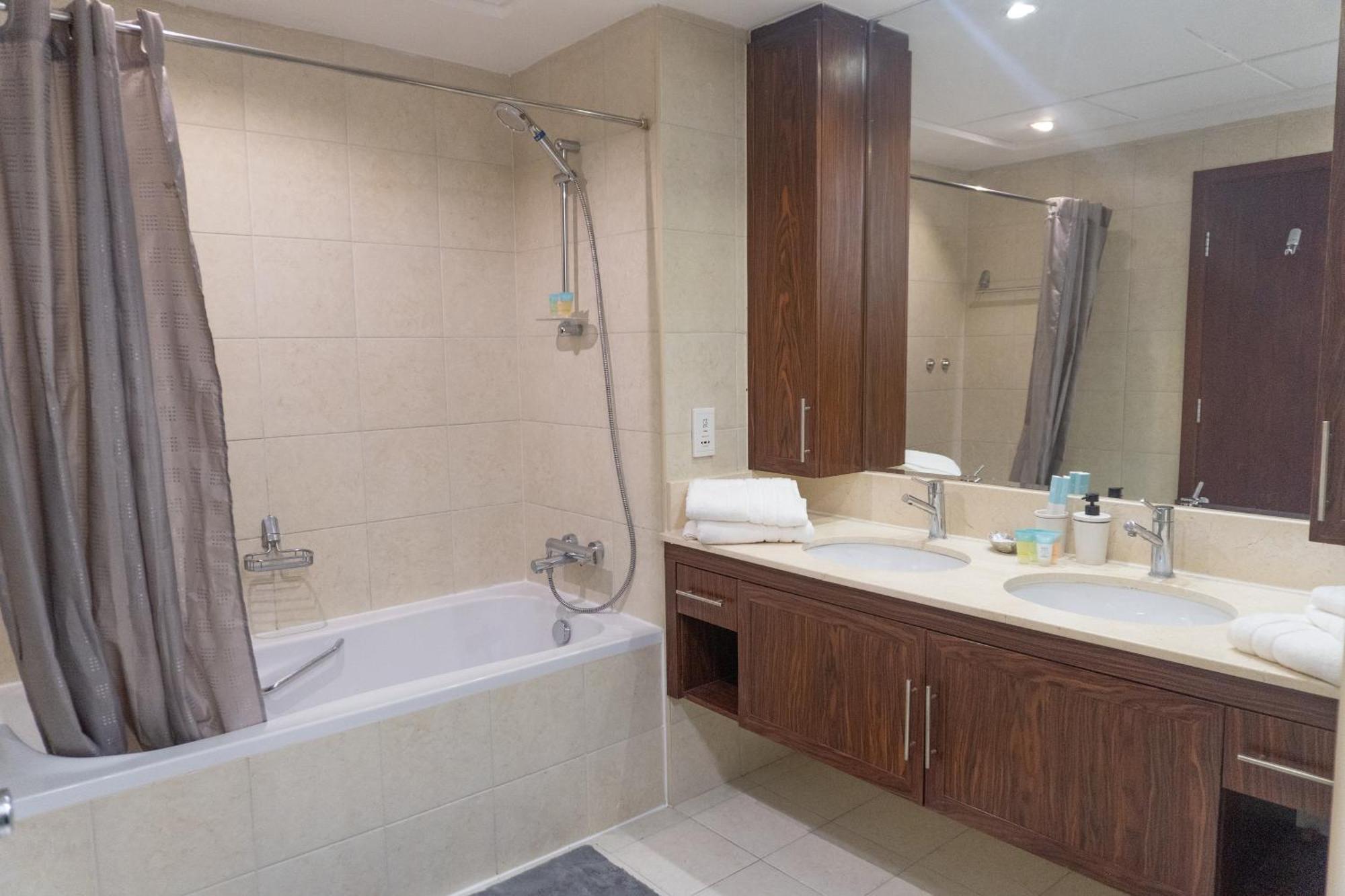 Appartement Downtown Oasis, Burj Khalifa Views, Luxury Amenities à Dubaï Extérieur photo